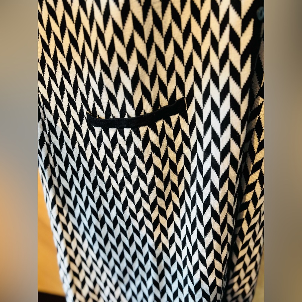 Black and White Chevron Cardigan XL - Picture 10 of 10